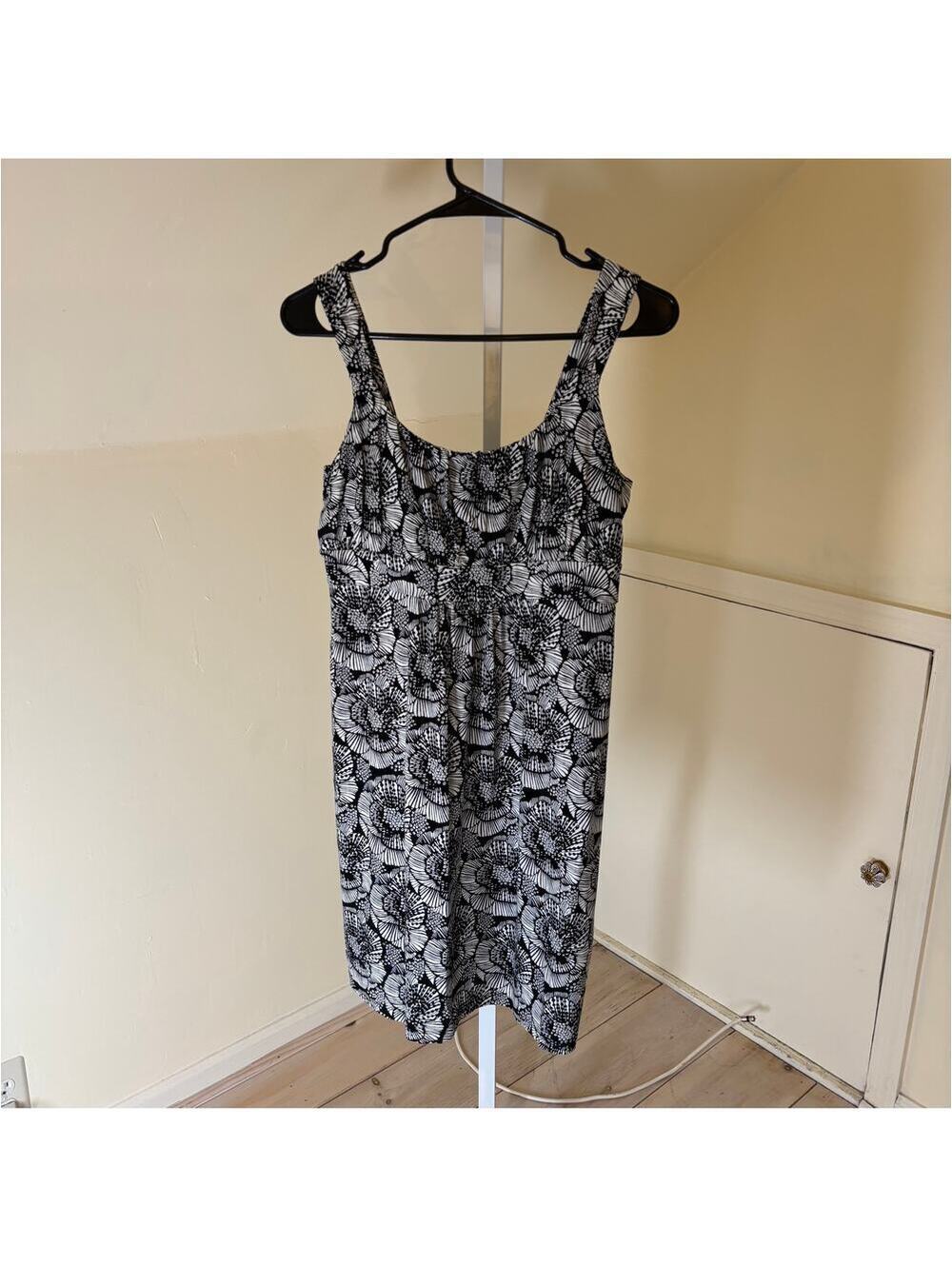 Ann Taylor NWOT Black White Floral Sundress Ruched Top Size M Petite